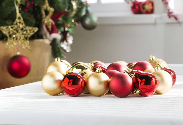 decoracion-arboles-de-navidad-2015-bolas-doradas-mate-rojo-640x437